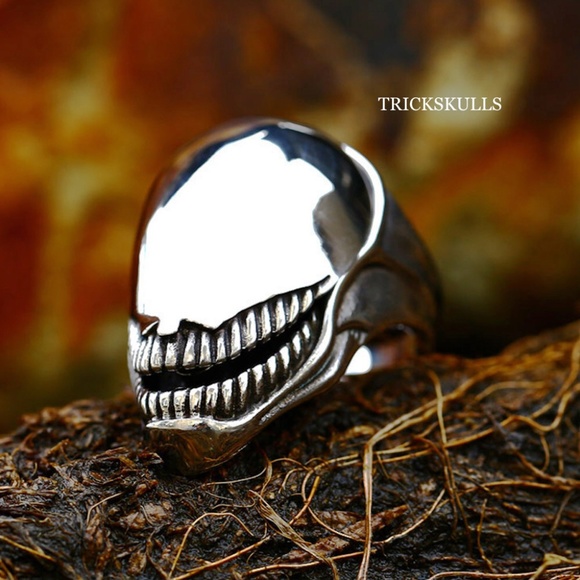 Silver Stainless Venom Alien Poison Pill Secret Compartment Ring Size 8 and 10 - Picture 9 of 11